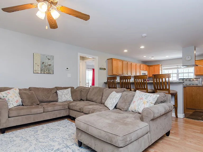 102 Moorefield Dr — Photo 8