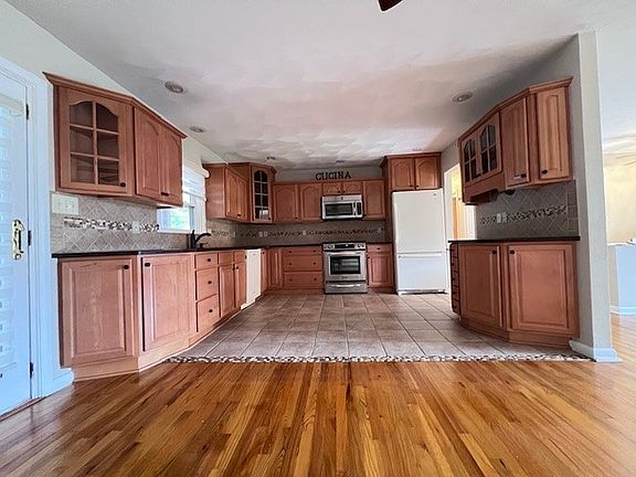 4th image of 920 Sarah Ln