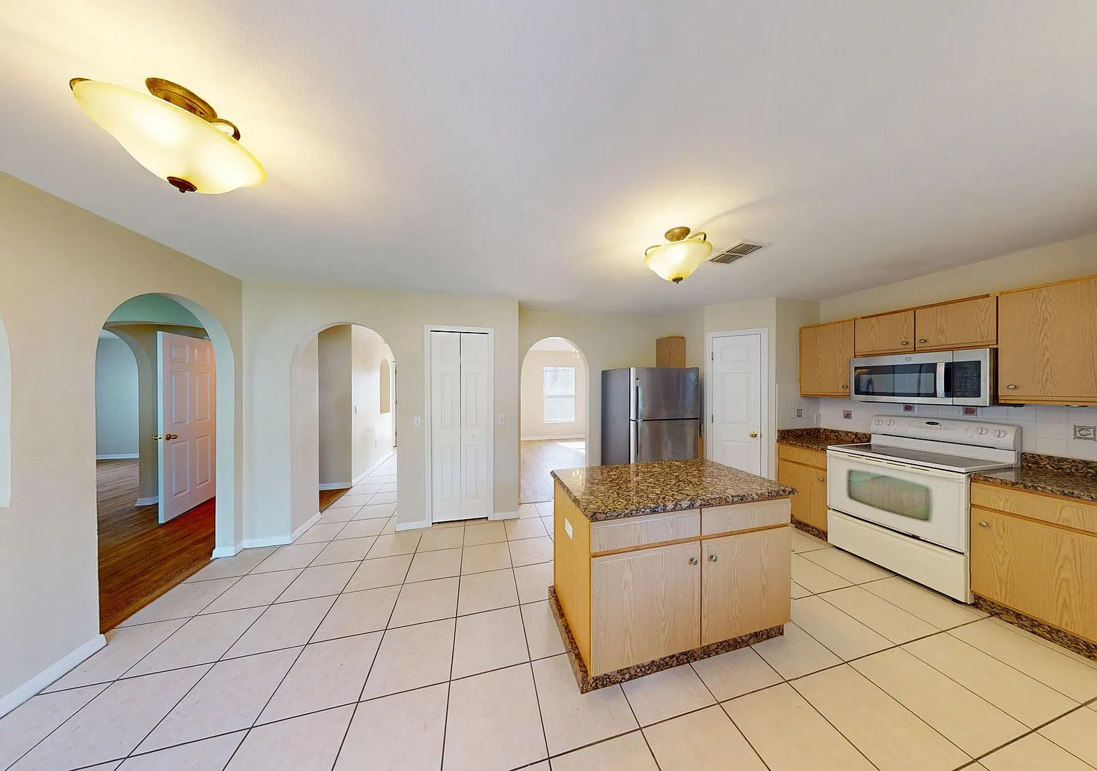 Beautiful 2-Story 3/2.5 - with 2 Bonus Rooms in Wethrebee Lakes! — Photo 2