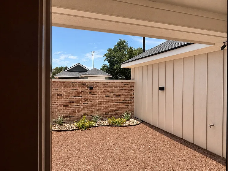 610 N Van Buren St — Photo 8