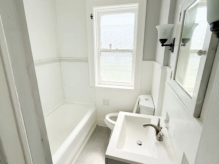 2555 Hord Ave — Photo 5