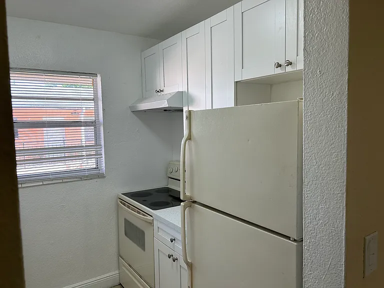1511 NE 8th St #3 — Photo 3