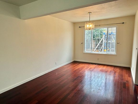 4th image of 1571 Sun Ln