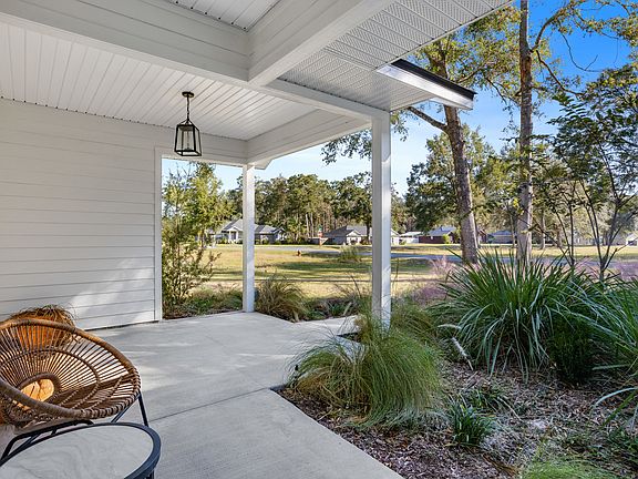 5th image of 194 SW Guinevere Way