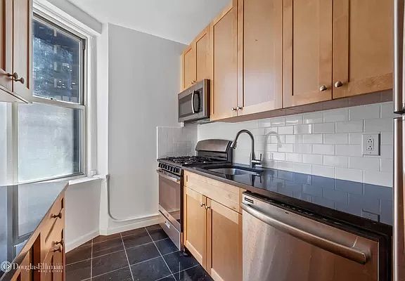 3rd image of 225 E 47th St APT 5A