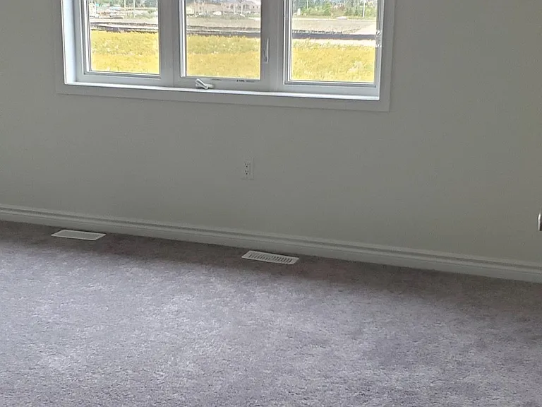 557 Queen Mary Dr — Photo 11