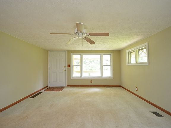 5th image of 2278 Locust Dr