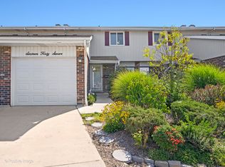 1647 Castbourne Ct, Wheaton, IL 60189