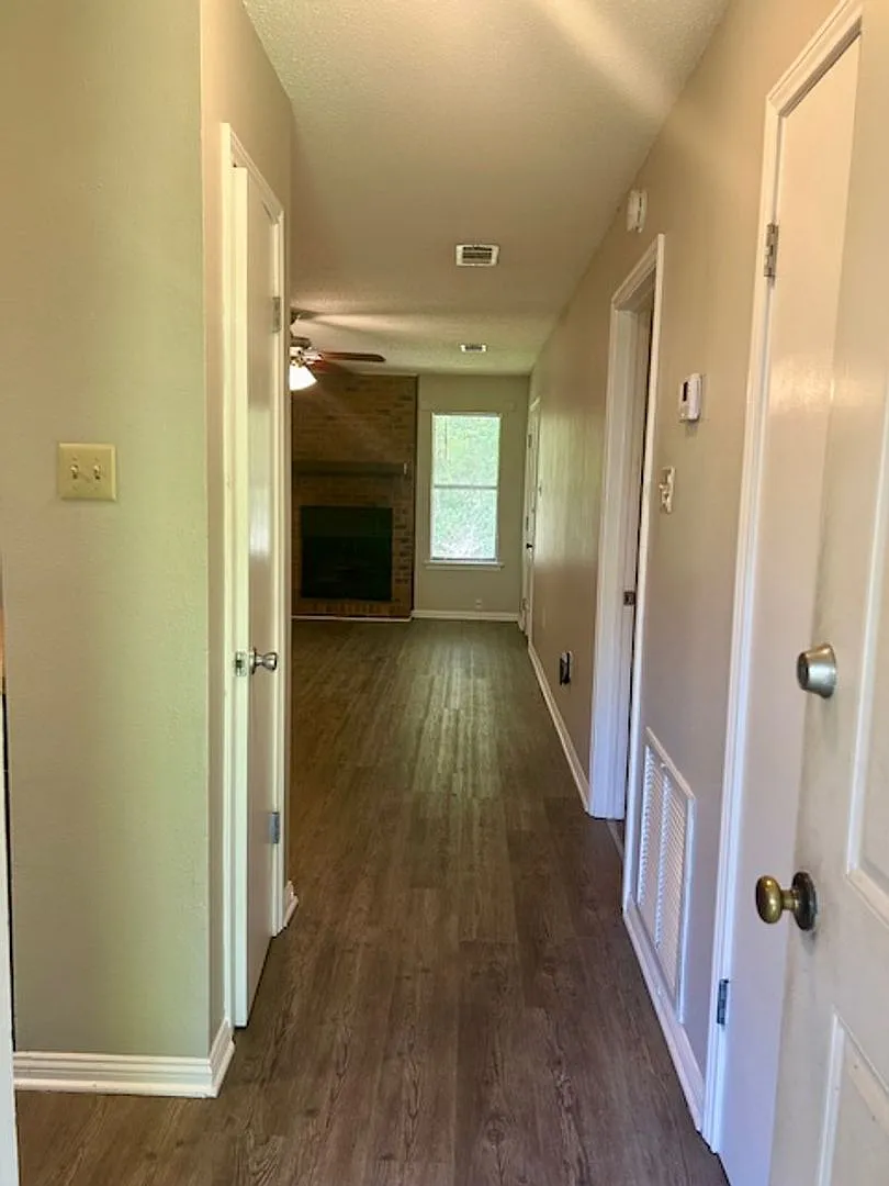 5 River Forest Apartments — Photo 2