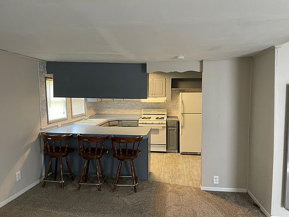5th image of 830 N Railroad St