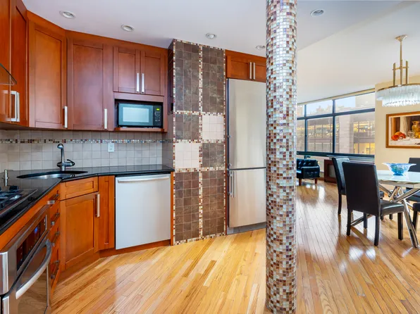 303 East 43rd Street image 4 of 14