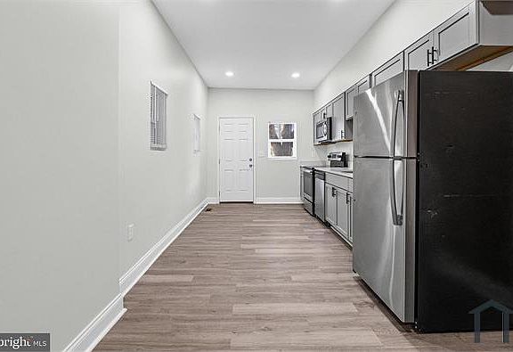 3rd image of 901 Bennett Pl