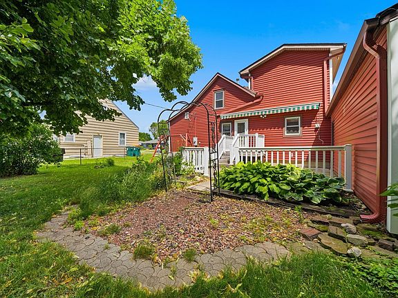 4th image of 606 4th St NE