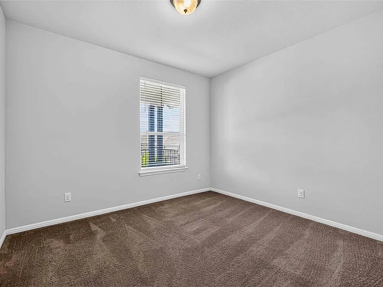 324 E Broade St — Photo 7