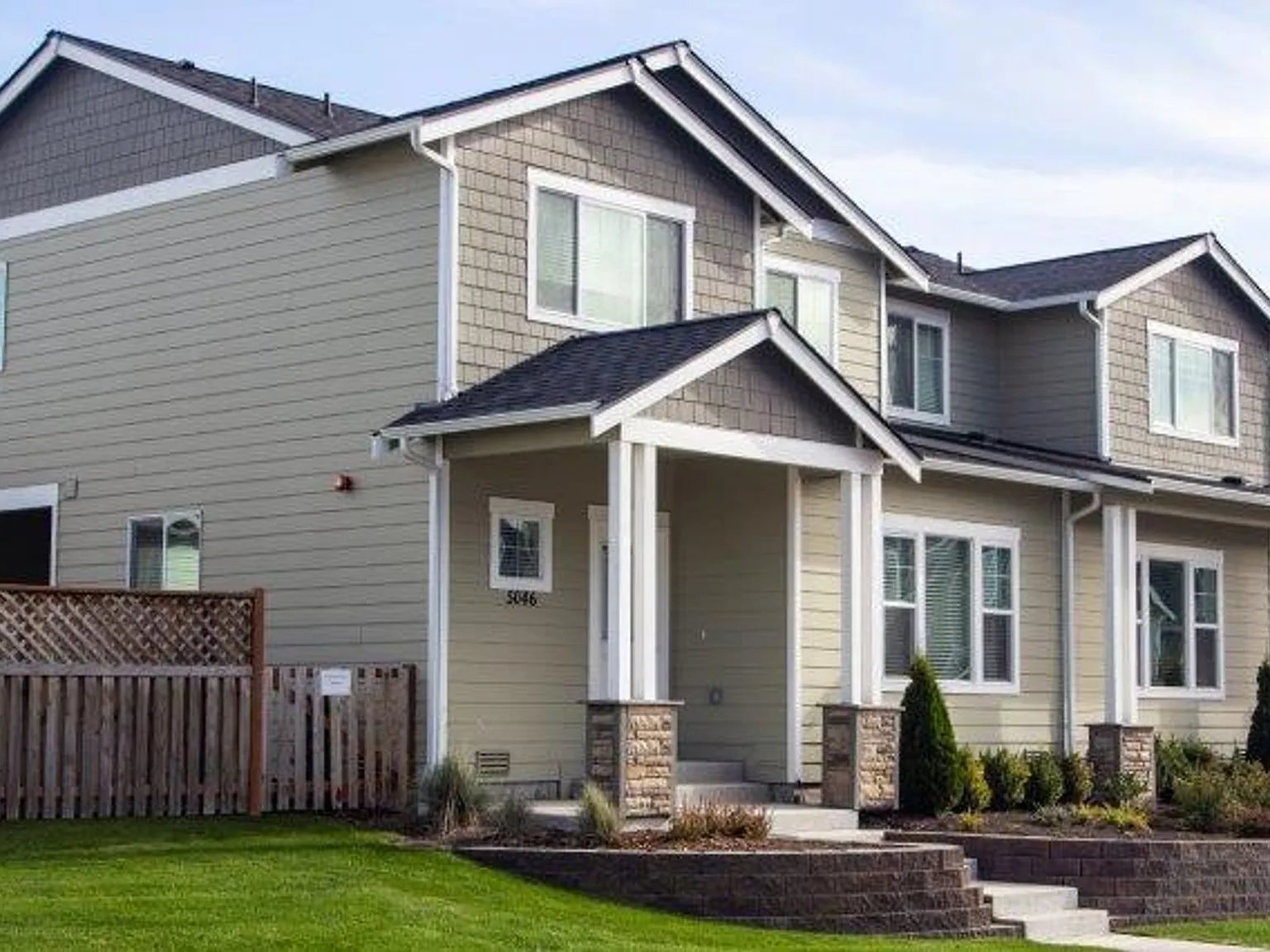 2 Bedroom 2.5 Bath Townhome with attached garage. Schedule a tour today! — Photo 2