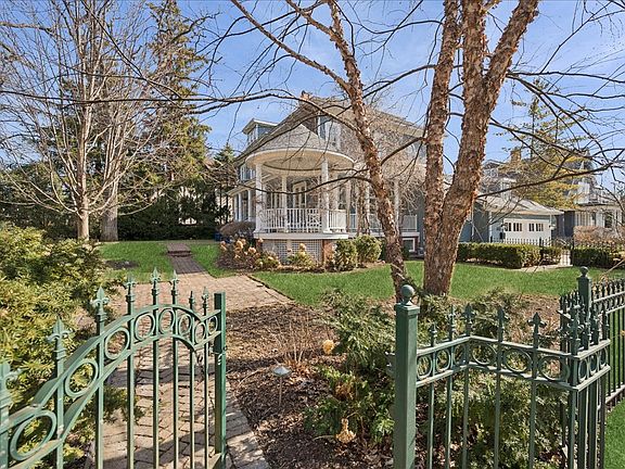 3rd image of 875 Gordon Ter