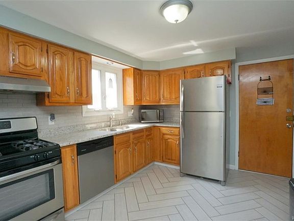 4th image of 176 Camden Ave
