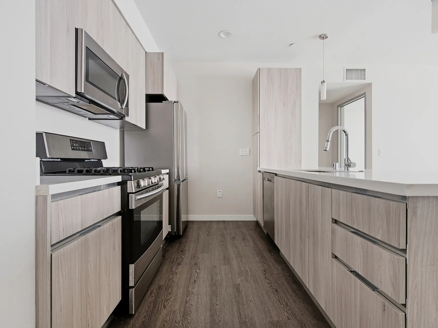 1 bed, 658 sqft, $2,700 — Photo 3