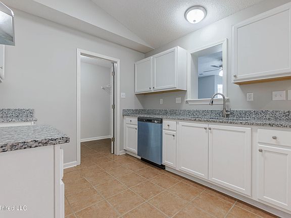 5th image of 2627 Waverly Dr