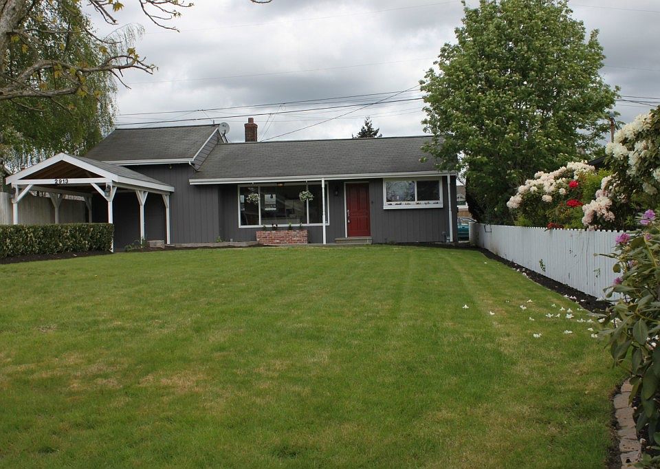 2nd image of 2913 Leonard Dr