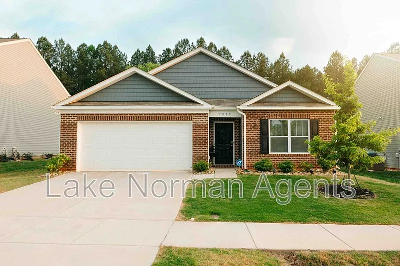 4 bed, 2.0 bath, 1764 sqft, $2,095 — Photo 1
