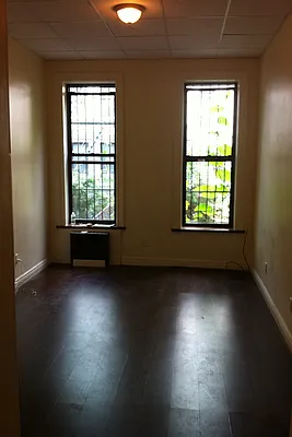 Rented by Perry Associates NYC Inc | media 16