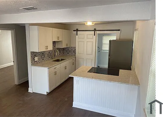 1047 N Madison Ave — Photo 4