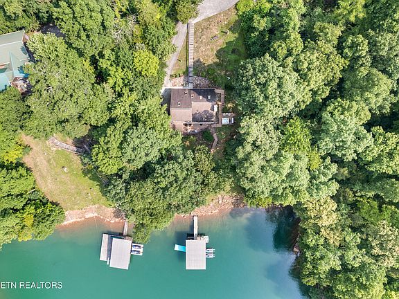 3rd image of 945 Lakeview Dr