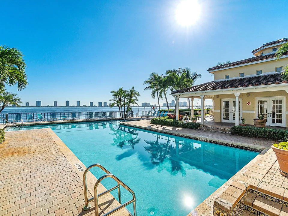 1140 Lake Shore Dr #203