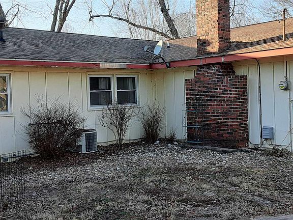 3rd image of 601 S Emerald Ln