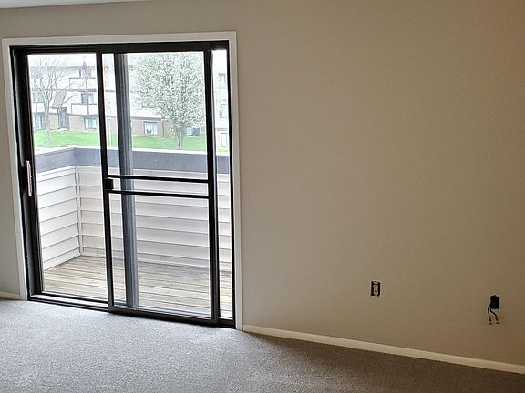 Sliding door/balcony from living room
