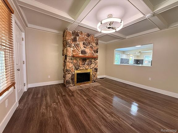 4th image of 16942 Riverview St