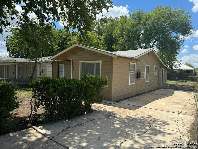 3 bed, 2.0 bath, 1300 sqft, $1,700 — Photo 2