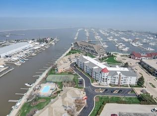 35 Harborview Dr APT 113, Racine, WI 53403