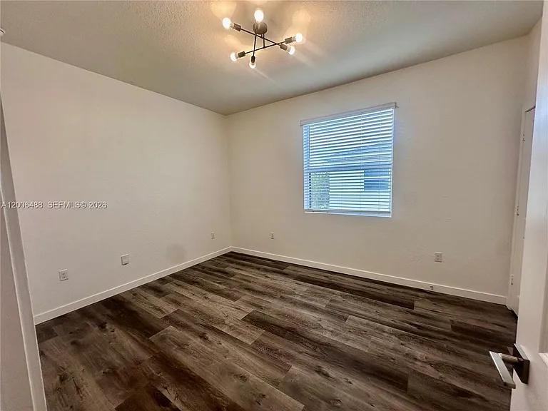 540 NE 5th Ln — Photo 3