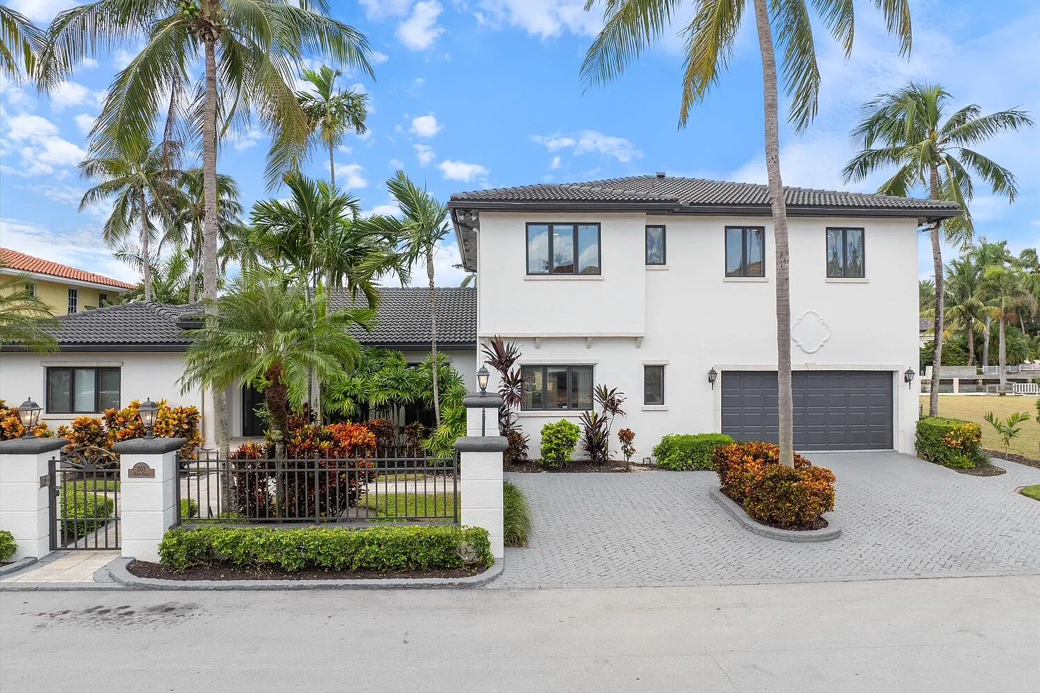 5 bed, 5.0 bath, 4142 sqft, $30,000 — Photo 1