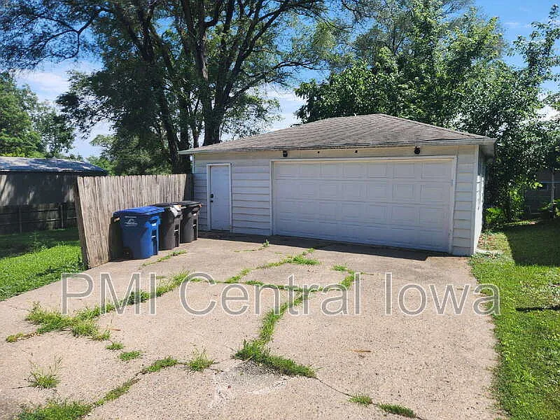 3 bed, 2.0 bath, 1302 sqft, $1,795 — Photo 2