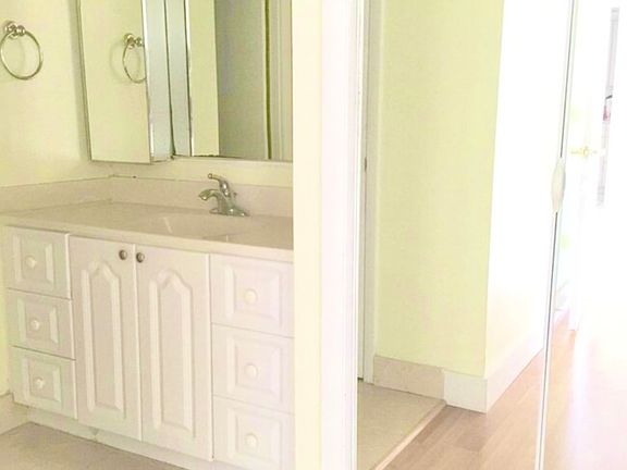 3rd image of 18041 Biscayne Blvd APT 1902