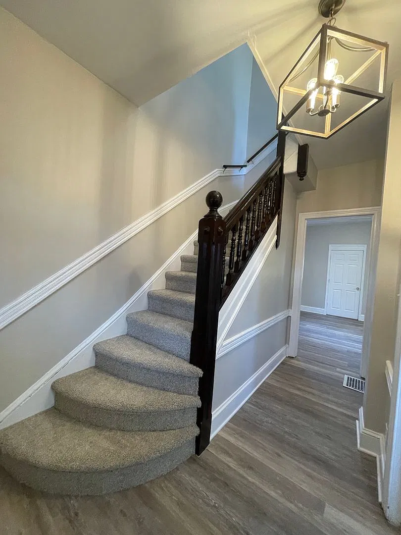 4 Bedroom! Freestanding House, Fully Renovated! — Photo 2