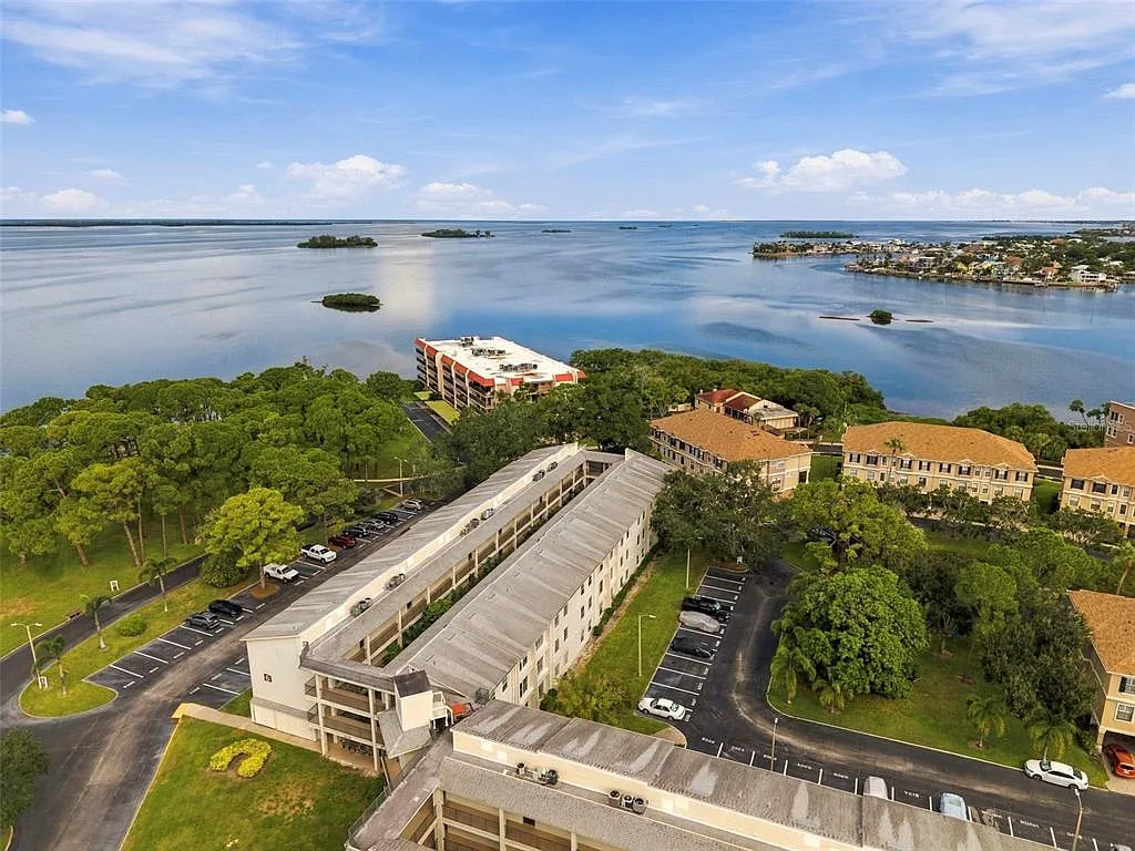 2 bed, 1.5 bath, 930 sqft, $2,000 — Photo 4