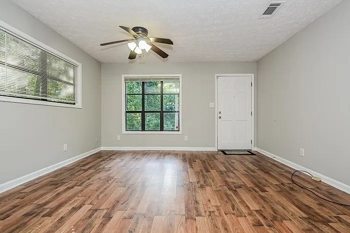 3 bed, 2.0 bath, 1200 sqft, $1,595 — Photo 2