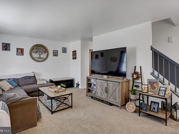 5th image of 20 Surrey Dr