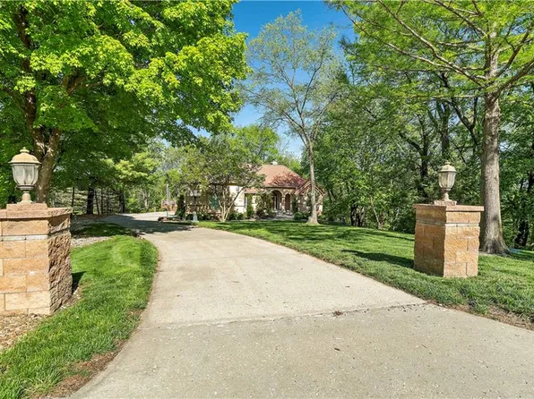 18024 NW Diamond Ct, Parkville, MO 64152