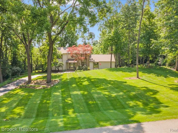 7015 Scenic Ridge Dr, Clarkston, MI 48346