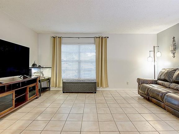 5th image of 11607 Valencia Dr