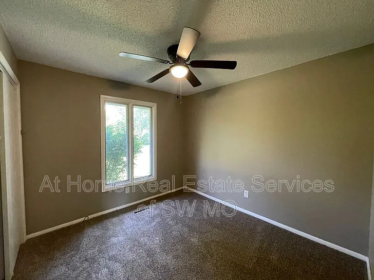 1236 W Winkler St — Photo 8