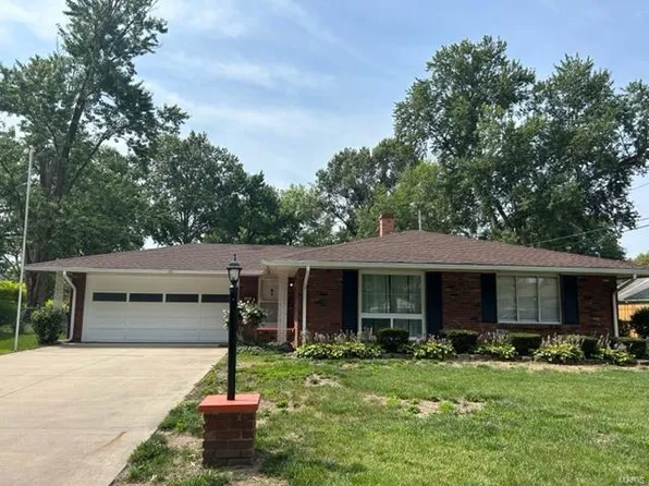 604 Saint Paul Dr, Godfrey, IL 62035