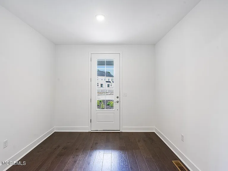 160 Woolley Ct — Photo 5