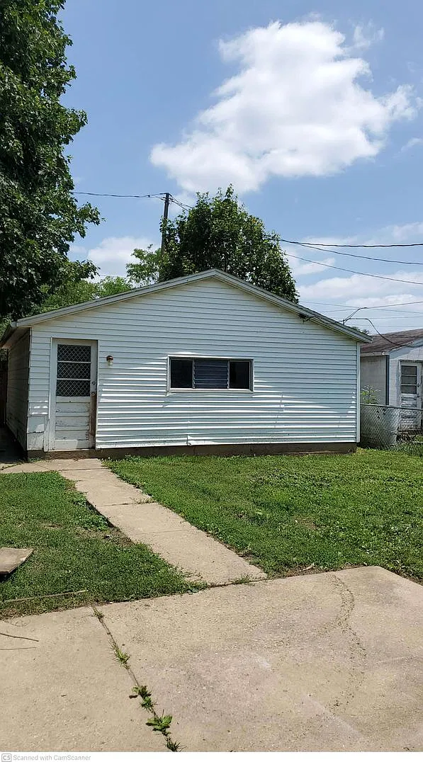 Central AC! 3 bed 1 bath freshly renovated w/big space..don't miss out — Photo 2