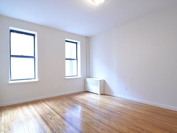 3rd image of 3260 Bainbridge Ave #14